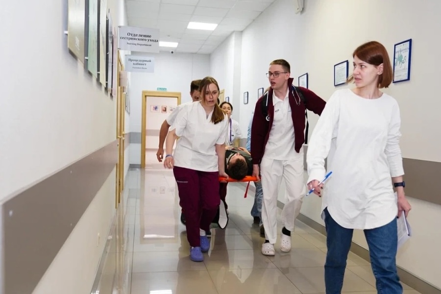كيف يتجلى يوم الطالب في الطب في الحياة اليومية: الدراسة، والتدريب، والحياة في موسكو